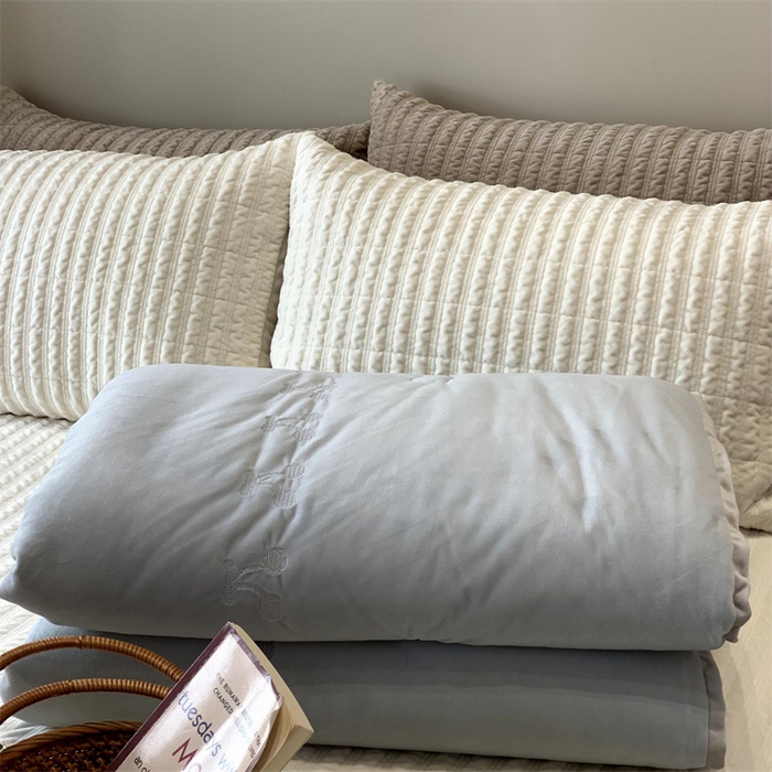 91家纺网 家纺一手货源 找家纺 汇庭 2025秋冬新款樱桃绒双人豆豆被系列 蓝色