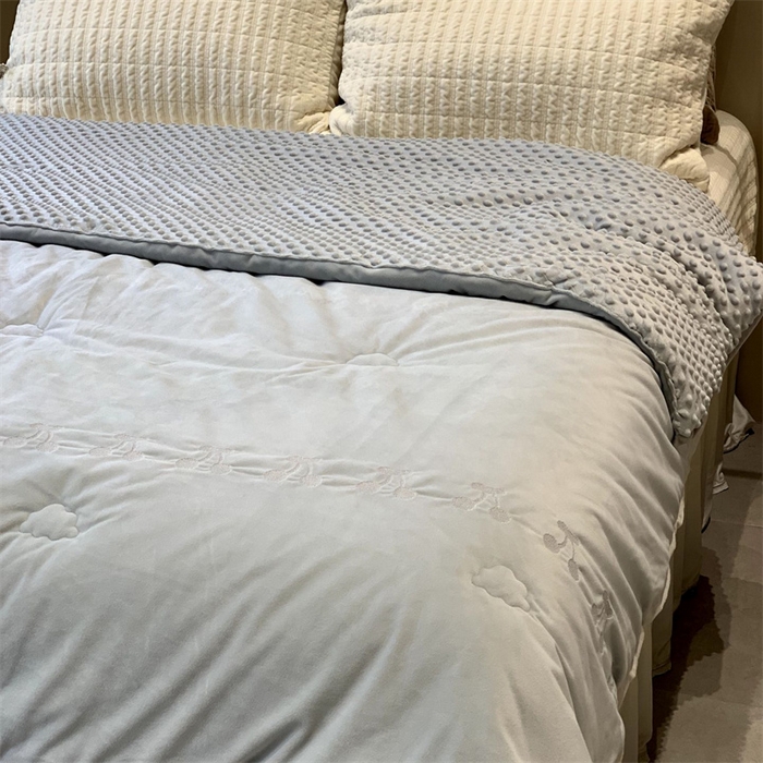 91家纺网 家纺一手货源 找家纺 汇庭 2025秋冬新款樱桃绒双人豆豆被系列 蓝色