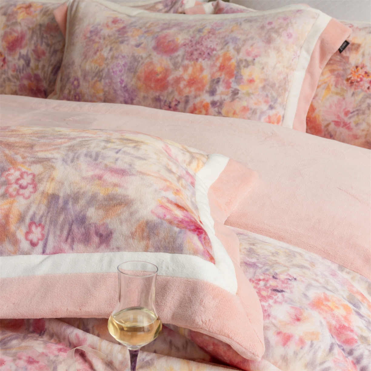 91家纺网 家纺一手货源 找家纺 馨蕊 2025新款意大利进口雕花绒拼角工艺秋冬轻奢煦暖绒系列- 绒兰蔻 会员-10【券后控价298/318】 绒兰蔻-蔷薇粉