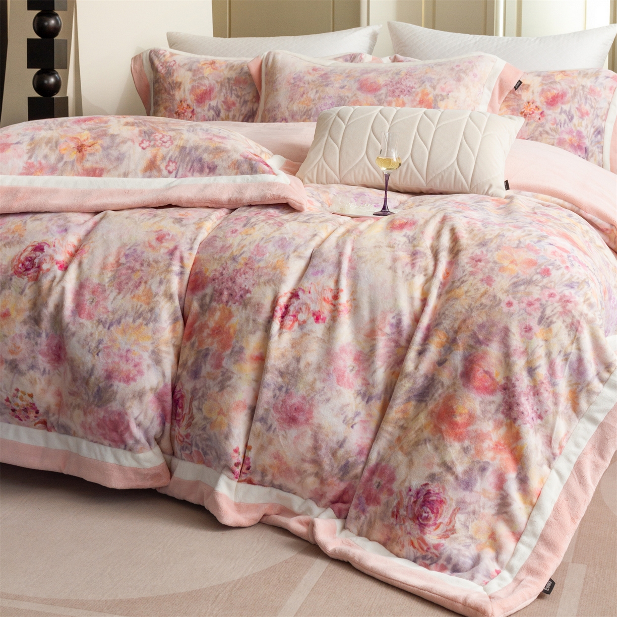 91家纺网 家纺一手货源 找家纺 馨蕊 2025新款意大利进口雕花绒拼角工艺秋冬轻奢煦暖绒系列- 绒兰蔻 会员-10【券后控价298/318】 绒兰蔻-蔷薇粉