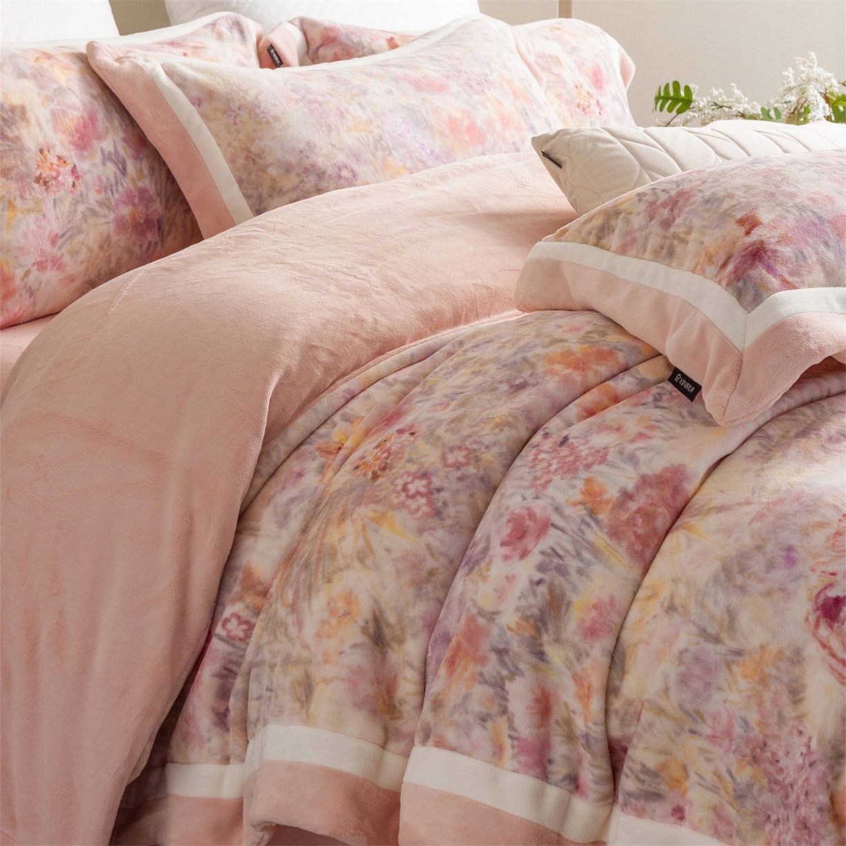 91家纺网 家纺一手货源 找家纺 馨蕊 2025新款意大利进口雕花绒拼角工艺秋冬轻奢煦暖绒系列- 绒兰蔻 会员-10【券后控价298/318】 绒兰蔻-蔷薇粉