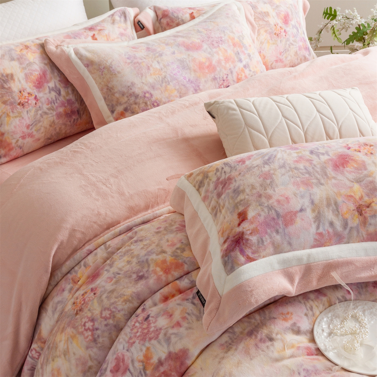 91家纺网 家纺一手货源 找家纺 馨蕊 2025新款意大利进口雕花绒拼角工艺秋冬轻奢煦暖绒系列- 绒兰蔻 会员-10【券后控价298/318】 绒兰蔻-蔷薇粉