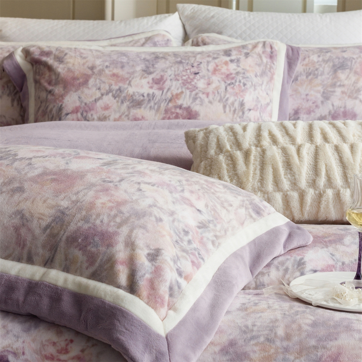 91家纺网 家纺一手货源 找家纺 馨蕊 2025新款意大利进口雕花绒拼角工艺秋冬轻奢煦暖绒系列- 绒兰蔻 会员-10【券后控价298/318】 绒兰蔻-婉若紫