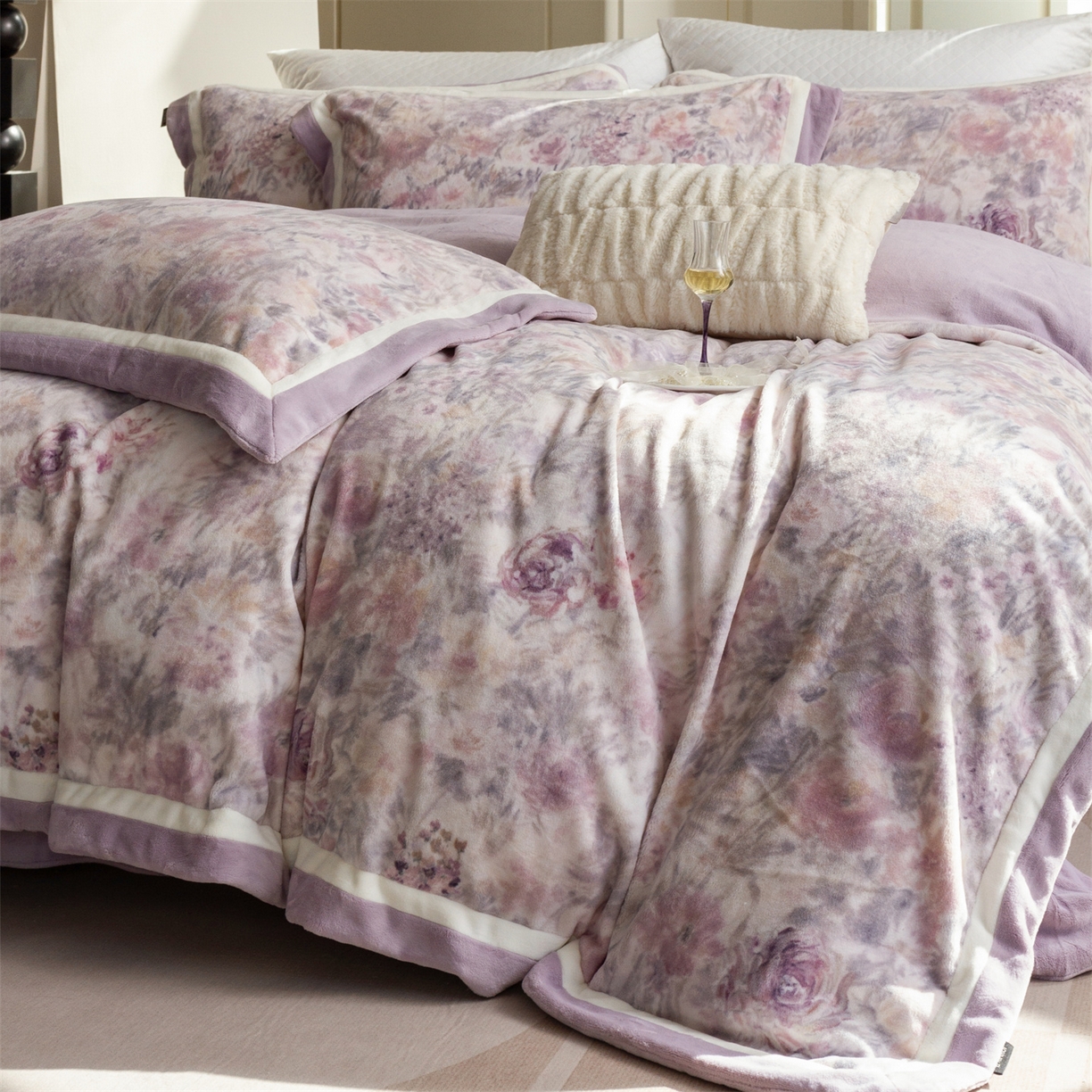 91家纺网 家纺一手货源 找家纺 馨蕊 2025新款意大利进口雕花绒拼角工艺秋冬轻奢煦暖绒系列- 绒兰蔻 会员-10【券后控价298/318】 绒兰蔻-婉若紫