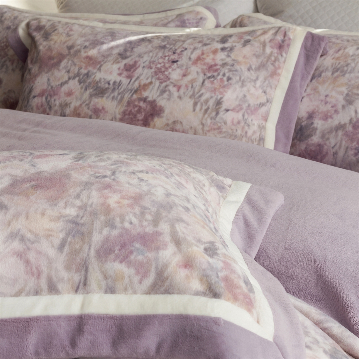 91家纺网 家纺一手货源 找家纺 馨蕊 2025新款意大利进口雕花绒拼角工艺秋冬轻奢煦暖绒系列- 绒兰蔻 会员-10【券后控价298/318】 绒兰蔻-婉若紫