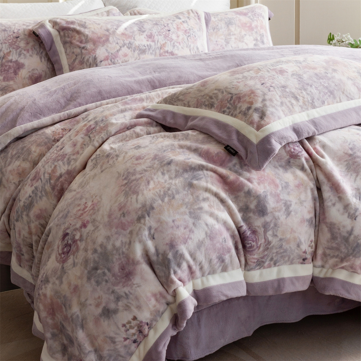 91家纺网 家纺一手货源 找家纺 馨蕊 2025新款意大利进口雕花绒拼角工艺秋冬轻奢煦暖绒系列- 绒兰蔻 会员-10【券后控价298/318】 绒兰蔻-婉若紫