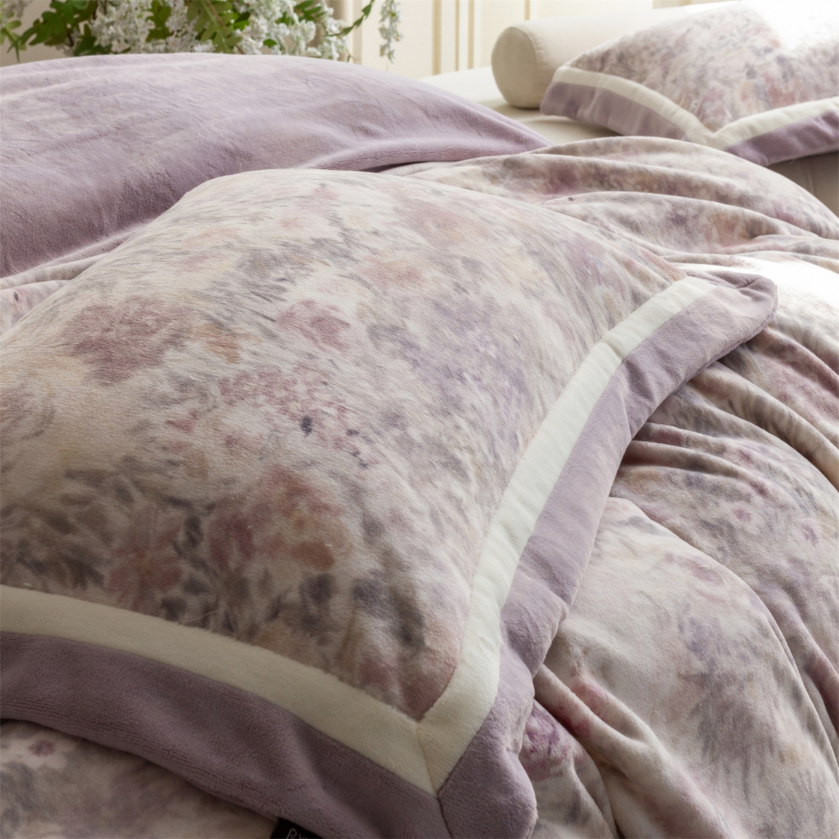 91家纺网 家纺一手货源 找家纺 馨蕊 2025新款意大利进口雕花绒拼角工艺秋冬轻奢煦暖绒系列- 绒兰蔻 会员-10【券后控价298/318】 绒兰蔻-婉若紫