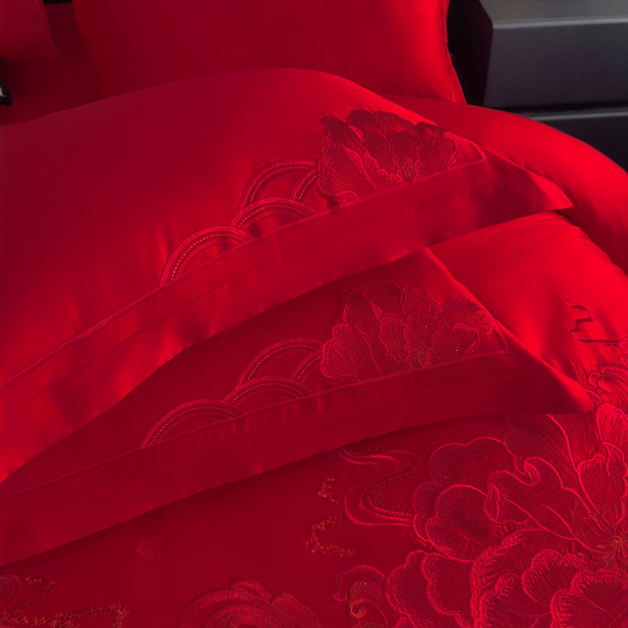 91家纺网 家纺一手货源 找家纺 娇伊诗婚庆 2025新款刺绣工艺全棉婚庆四件套系列 幸福美满红