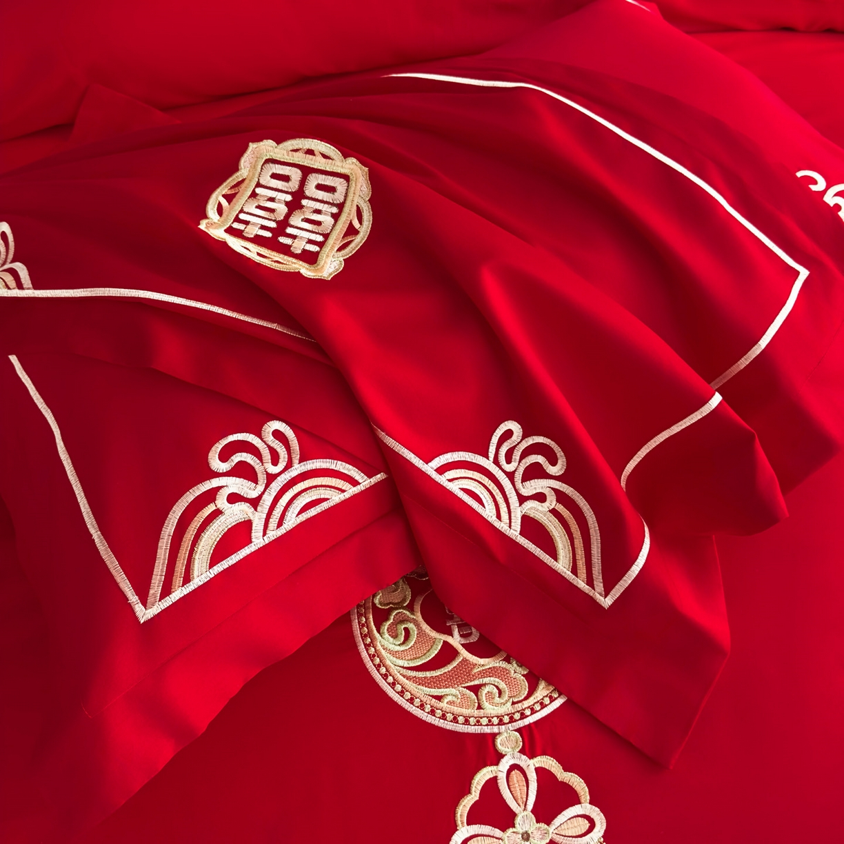 91家纺网 家纺一手货源 找家纺 娇伊诗婚庆 2025新款刺绣工艺全棉婚庆四件套系列 爱情故事