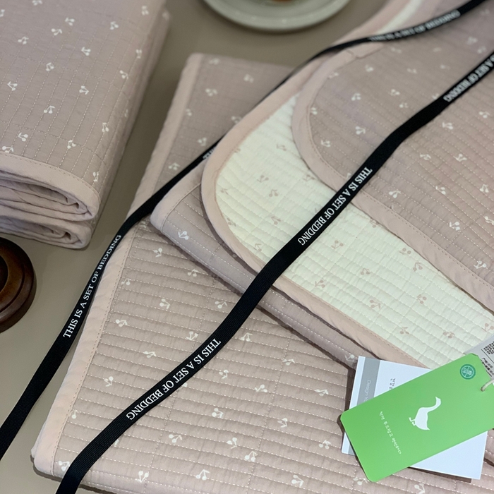 91家纺网 家纺一手货源 找家纺 2024新款舒适床盖三件套-实拍 樱桃粉