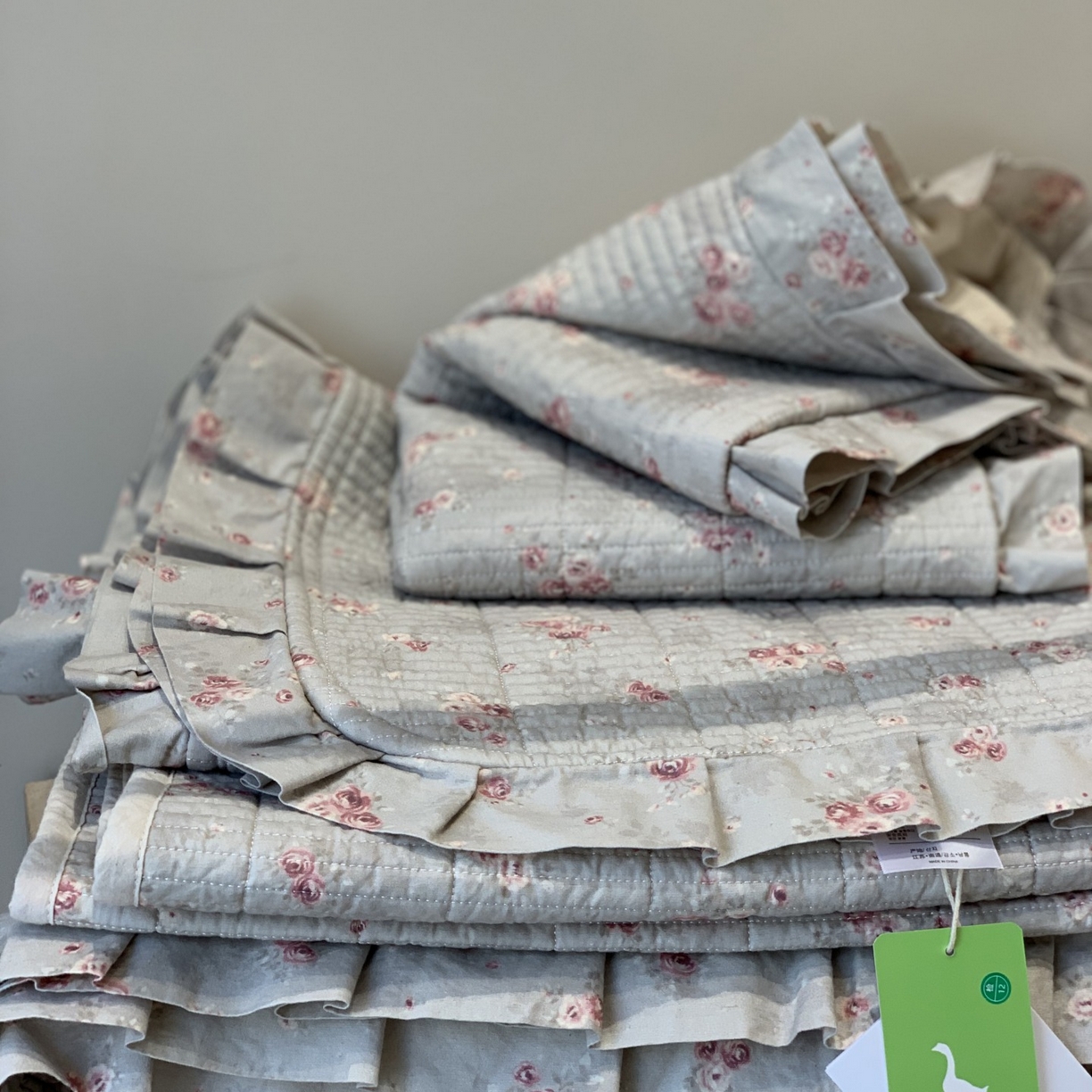 91家纺网 家纺一手货源 找家纺 汇庭 2025秋冬新款麻三月床盖三件套系列 梨花雨