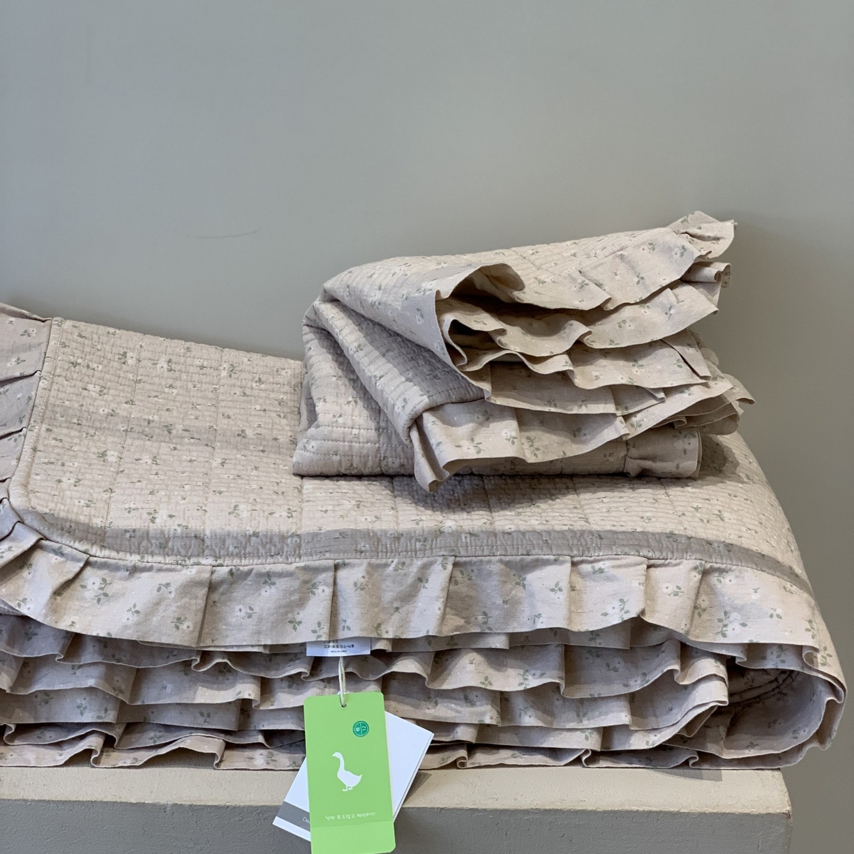 91家纺网 家纺一手货源 找家纺 汇庭 2025秋冬新款麻三月床盖三件套系列 花絮粉