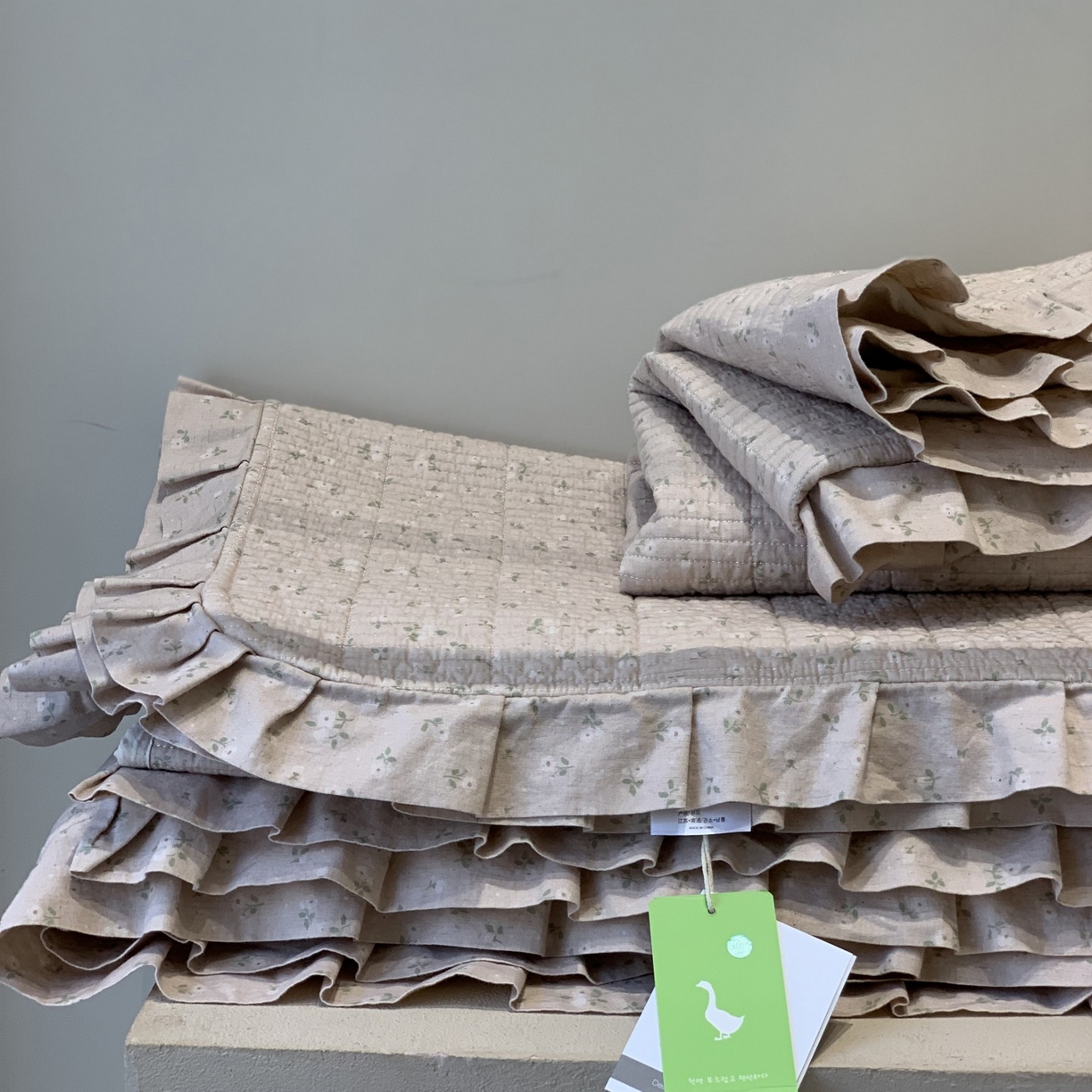 91家纺网 家纺一手货源 找家纺 汇庭 2025秋冬新款麻三月床盖三件套系列 花絮粉