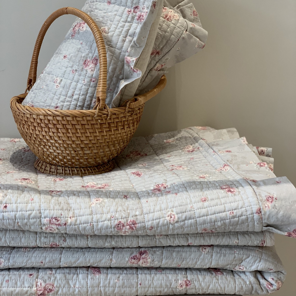 91家纺网 家纺一手货源 找家纺 汇庭 2025秋冬新款麻三月床盖三件套系列 梨花雨