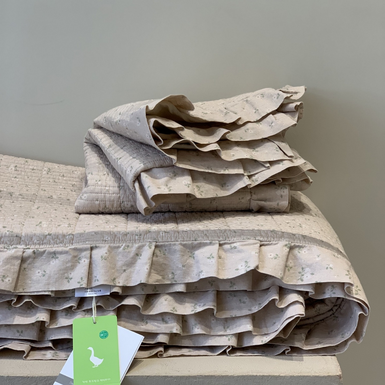 91家纺网 家纺一手货源 找家纺 汇庭 2025秋冬新款麻三月床盖三件套系列 花絮粉