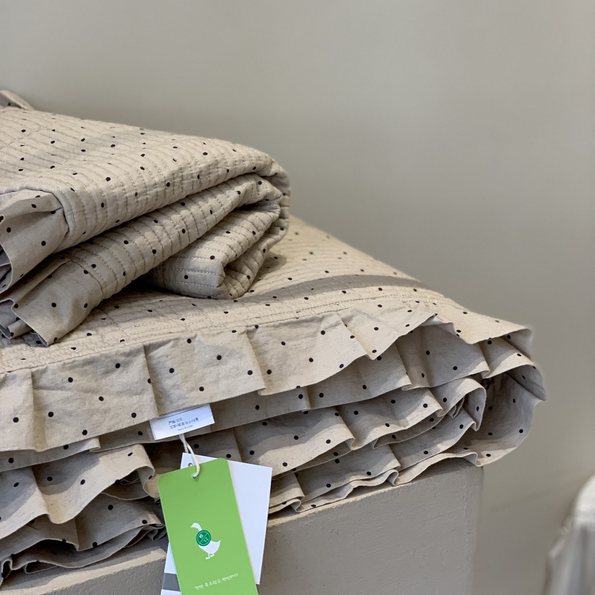 91家纺网 家纺一手货源 找家纺 汇庭 2025秋冬新款麻三月床盖三件套系列 黑点点