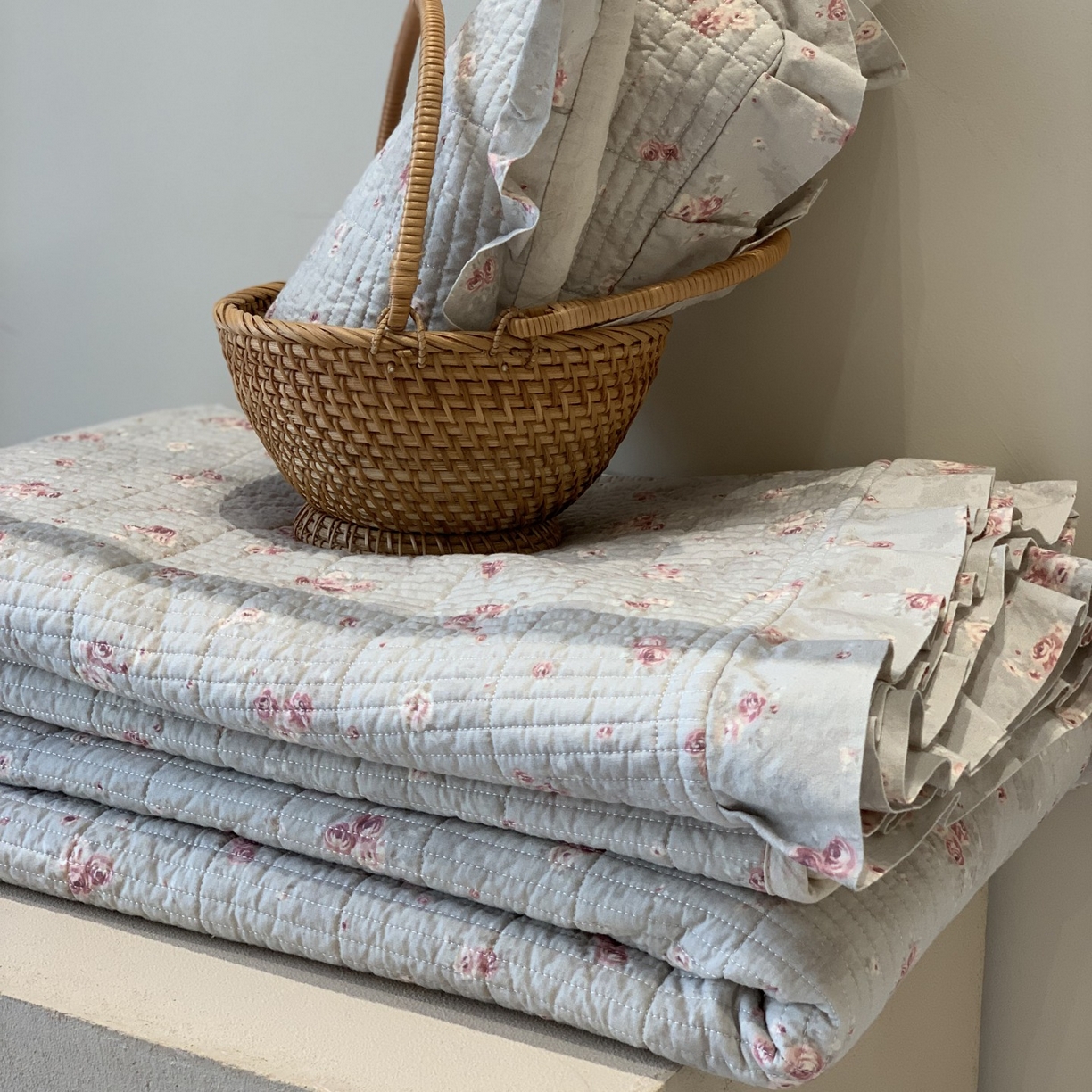 91家纺网 家纺一手货源 找家纺 汇庭 2025秋冬新款麻三月床盖三件套系列 梨花雨