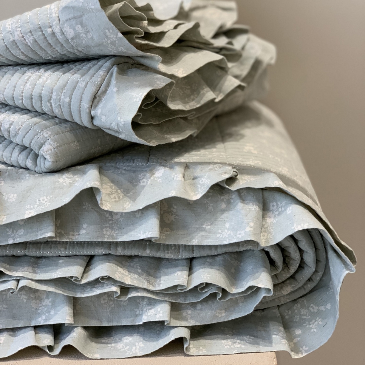 91家纺网 家纺一手货源 找家纺 汇庭 2025秋冬新款麻三月床盖三件套系列 青舍