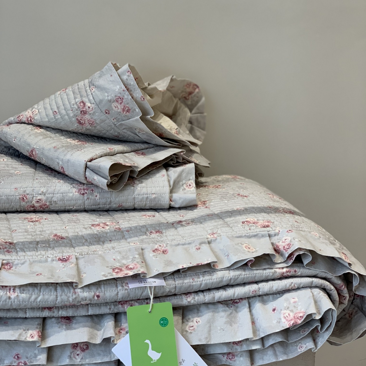 91家纺网 家纺一手货源 找家纺 汇庭 2025秋冬新款麻三月床盖三件套系列 梨花雨