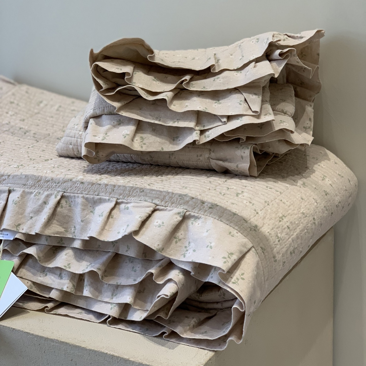 91家纺网 家纺一手货源 找家纺 汇庭 2025秋冬新款麻三月床盖三件套系列 花絮粉