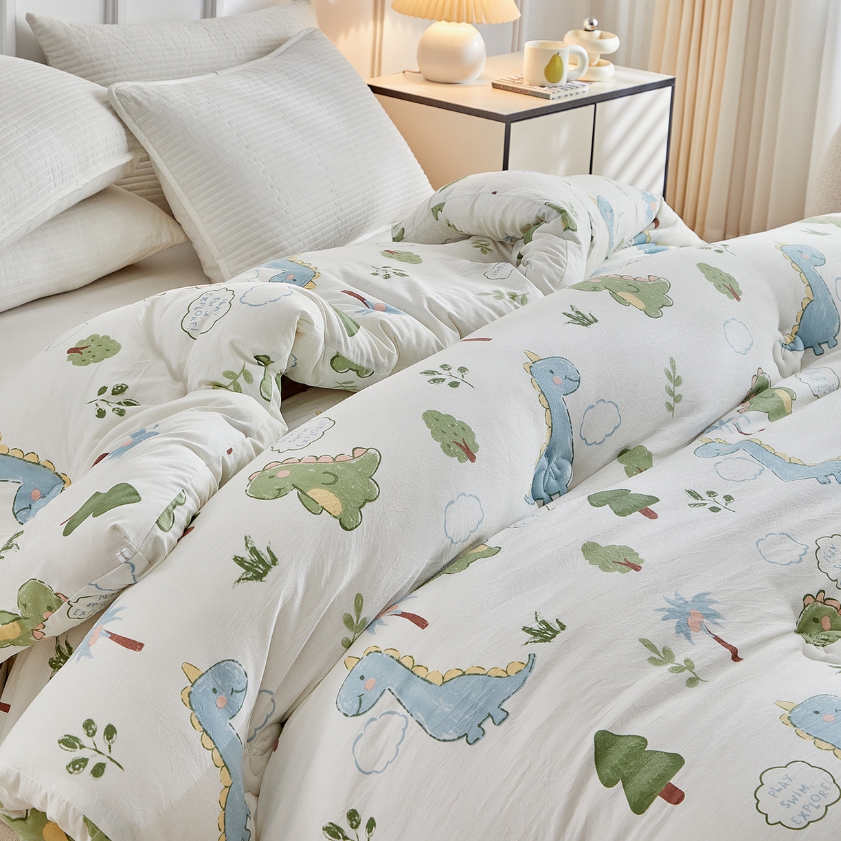 91家纺网 家纺一手货源 找家纺 梦镜家纺 2025新款A类卡通棉花被被子被芯 恐龙星球