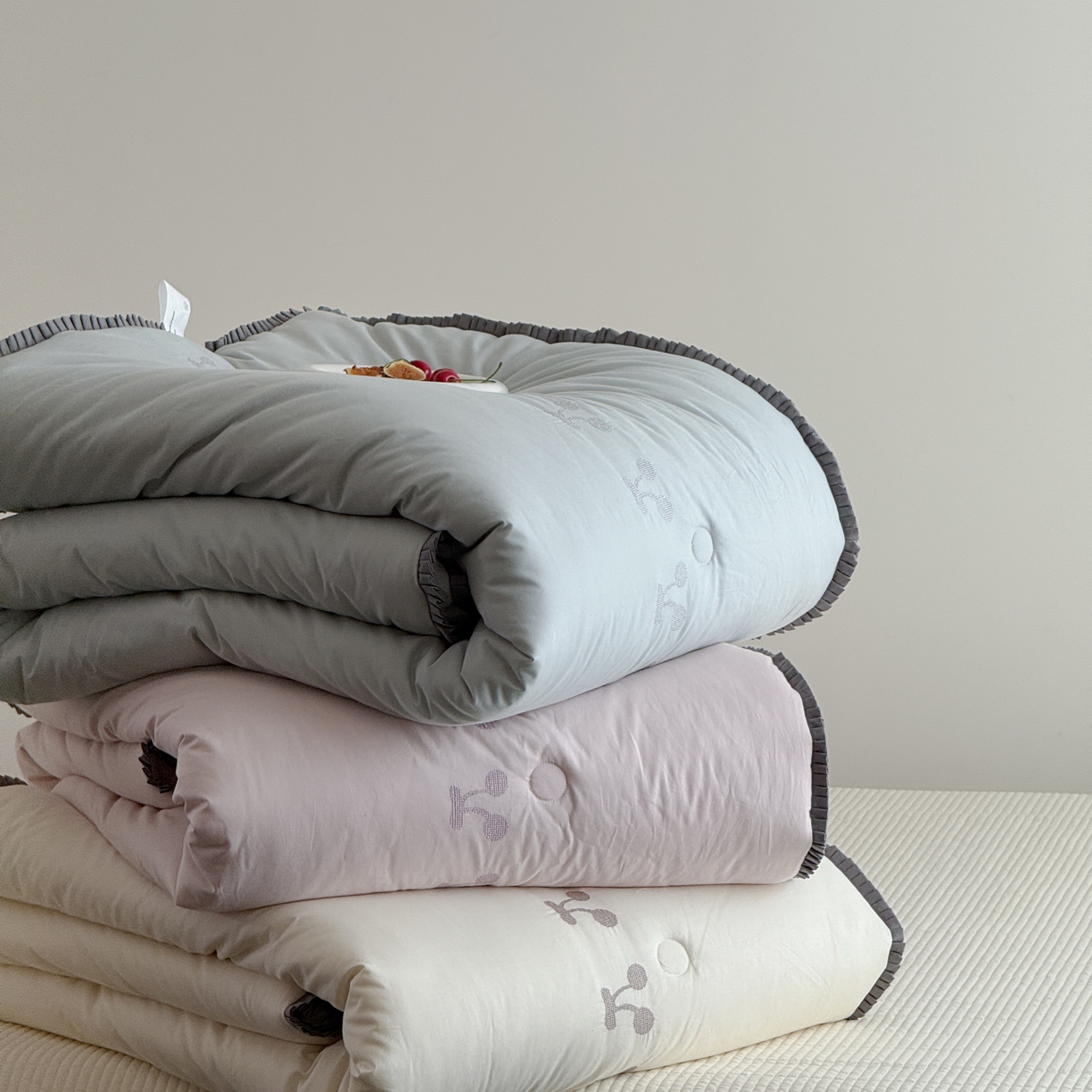 91家纺网 家纺一手货源 找家纺 （总）汇庭 2025新款秋冬胖胖樱桃春秋被+樱桃菲菲床盖三件套