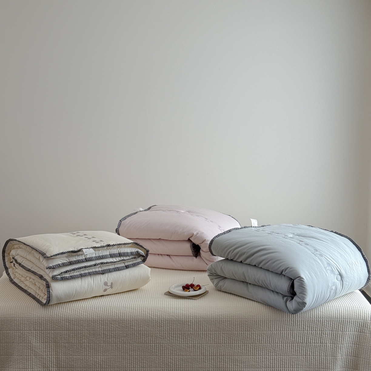 91家纺网 家纺一手货源 找家纺 （总）汇庭 2025新款秋冬胖胖樱桃春秋被+樱桃菲菲床盖三件套