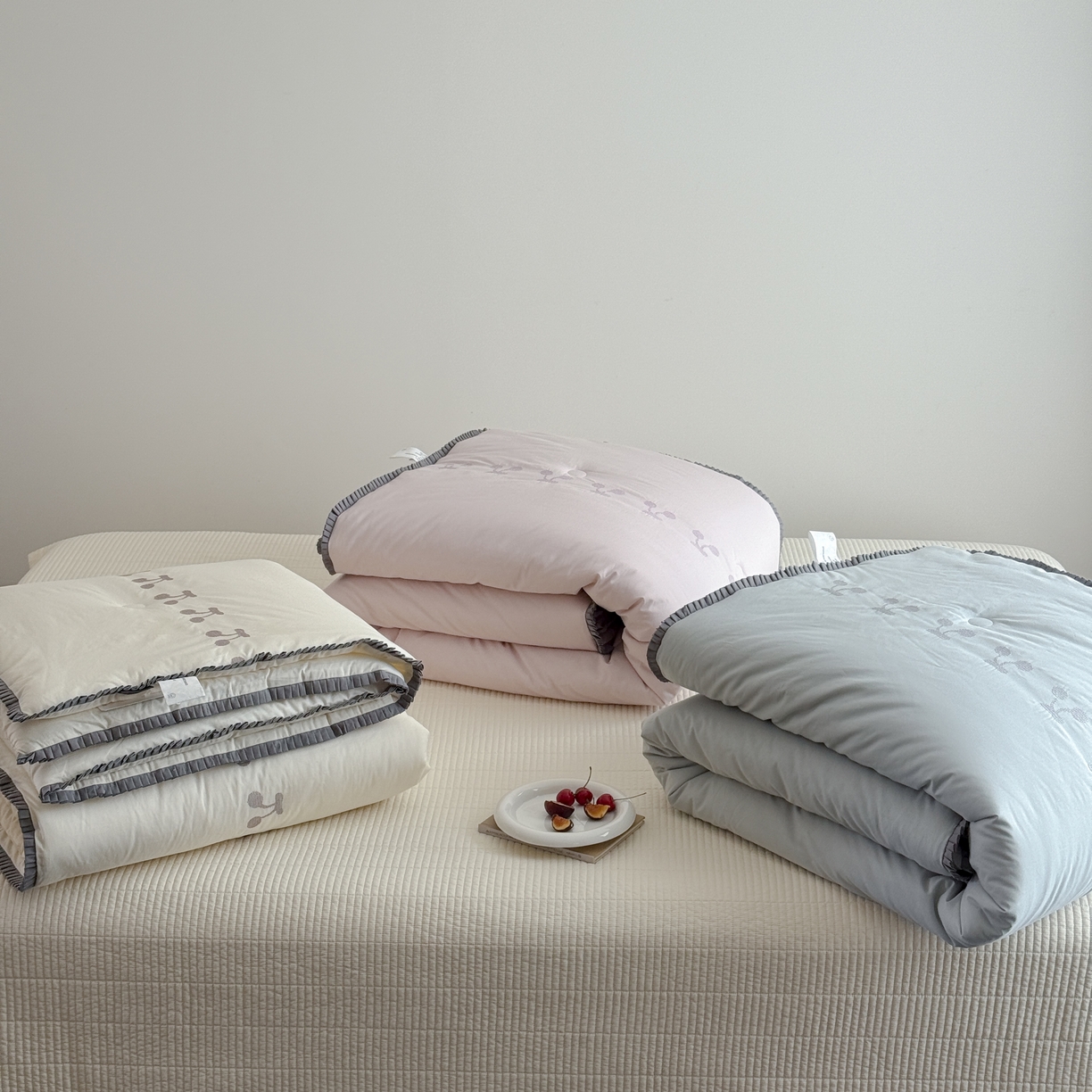 91家纺网 家纺一手货源 找家纺 （总）汇庭 2025新款秋冬胖胖樱桃春秋被+樱桃菲菲床盖三件套
