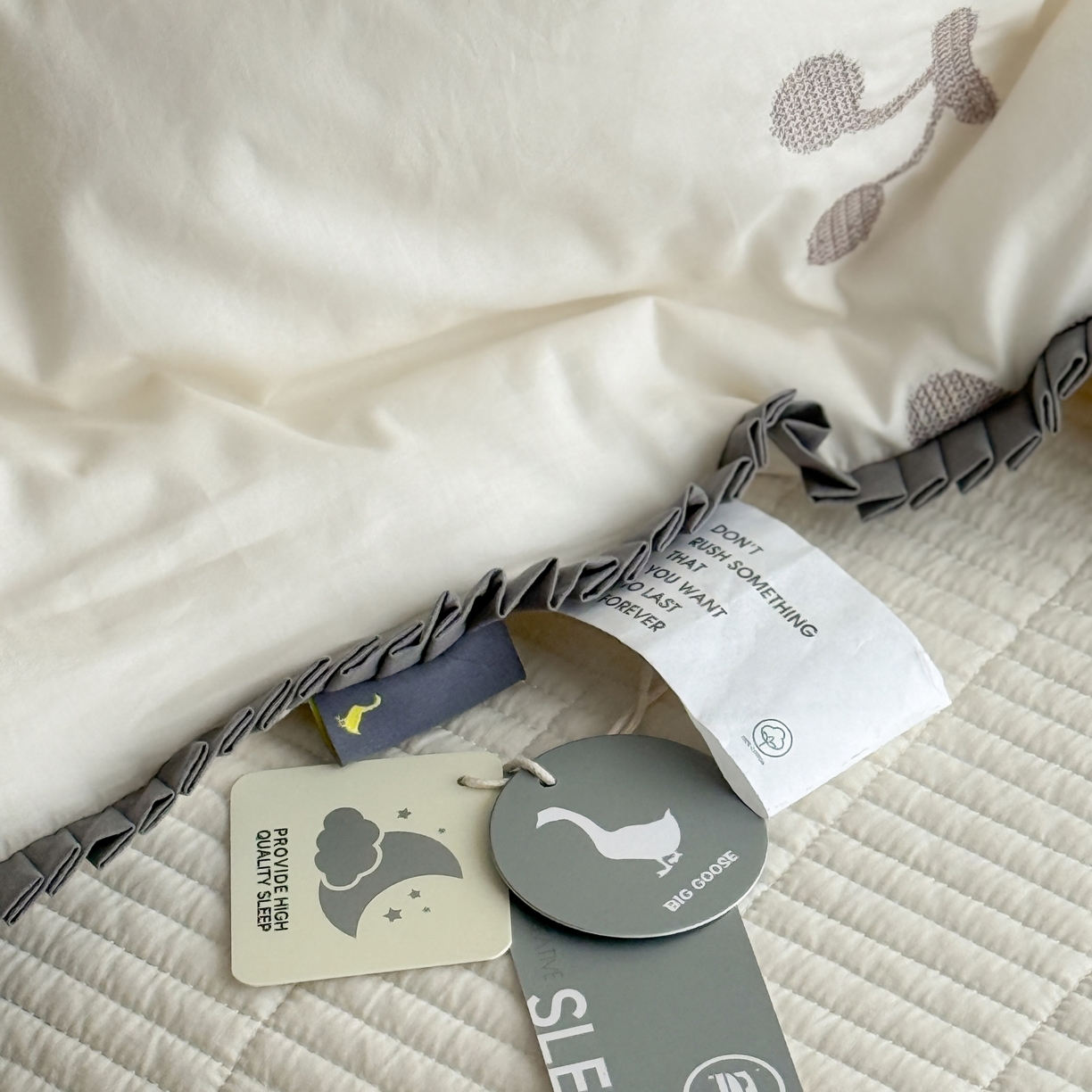 91家纺网 家纺一手货源 找家纺 汇庭 2025新款秋冬胖胖樱桃春秋被+樱桃菲菲床盖三件套 米色