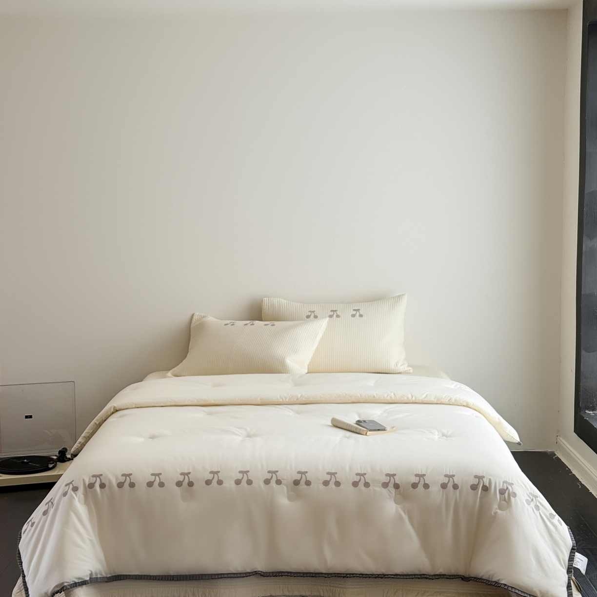 91家纺网 家纺一手货源 找家纺 汇庭 2025新款秋冬胖胖樱桃春秋被+樱桃菲菲床盖三件套 米色