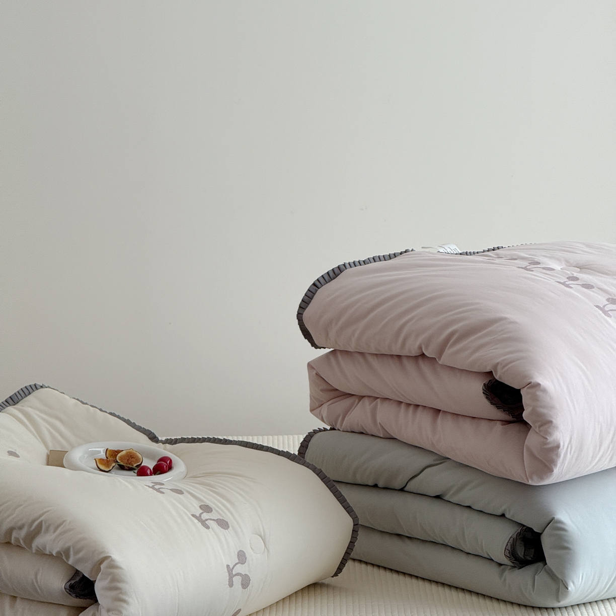 91家纺网 家纺一手货源 找家纺 汇庭 2025新款秋冬胖胖樱桃春秋被+樱桃菲菲床盖三件套 组合图下单仅供展示不可下单