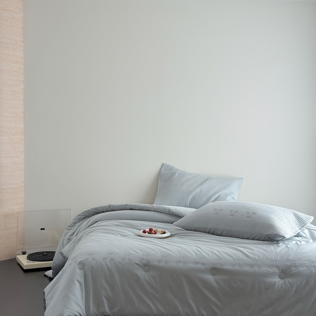 91家纺网 家纺一手货源 找家纺 汇庭 2025新款秋冬胖胖樱桃春秋被+樱桃菲菲床盖三件套 绿色