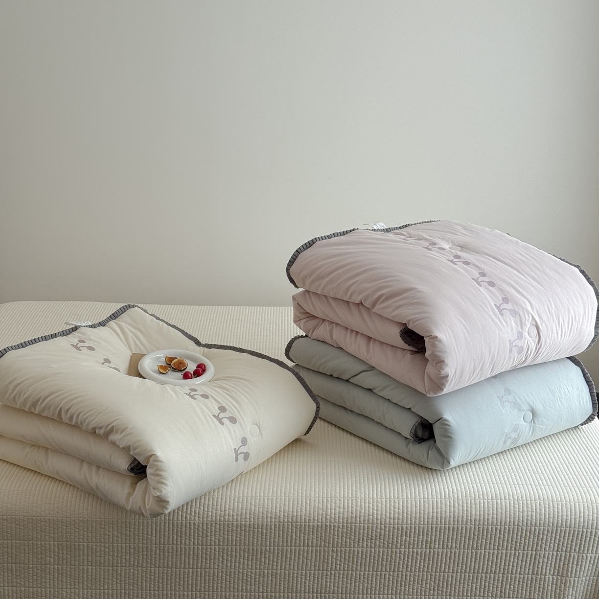 汇庭 2025新款秋冬胖胖樱桃春秋被+樱桃菲菲床盖三件套 组合图下单仅供展示不可下单