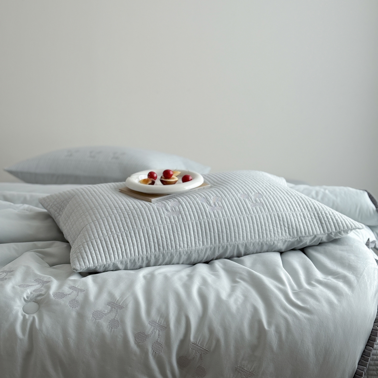 91家纺网 家纺一手货源 找家纺 汇庭 2025新款秋冬胖胖樱桃春秋被+樱桃菲菲床盖三件套 绿色