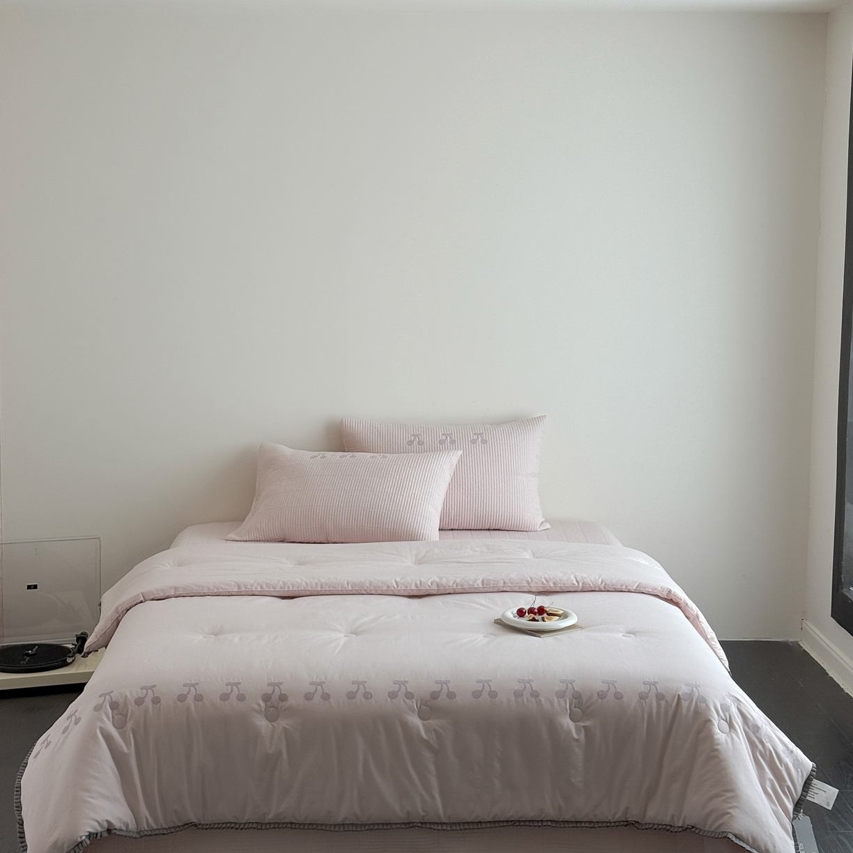 91家纺网 家纺一手货源 找家纺 汇庭 2025新款秋冬胖胖樱桃春秋被+樱桃菲菲床盖三件套 粉色