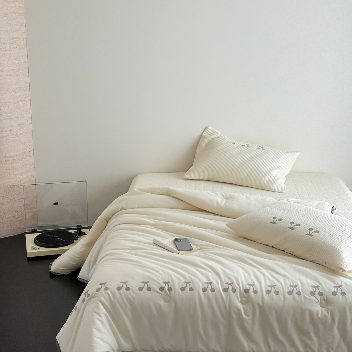 91家纺网 家纺一手货源 找家纺 汇庭 2025新款秋冬胖胖樱桃春秋被+樱桃菲菲床盖三件套 米色