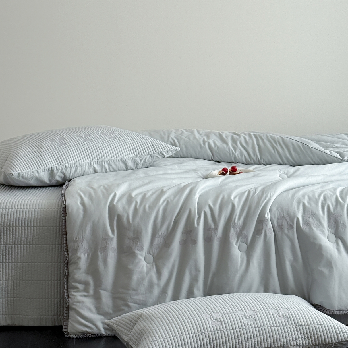 91家纺网 家纺一手货源 找家纺 汇庭 2025新款秋冬胖胖樱桃春秋被+樱桃菲菲床盖三件套 绿色