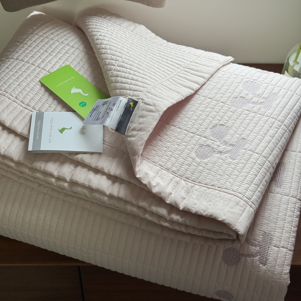 91家纺网 家纺一手货源 找家纺 汇庭 2025新款秋冬胖胖樱桃春秋被+樱桃菲菲床盖三件套 组合图下单仅供展示不可下单