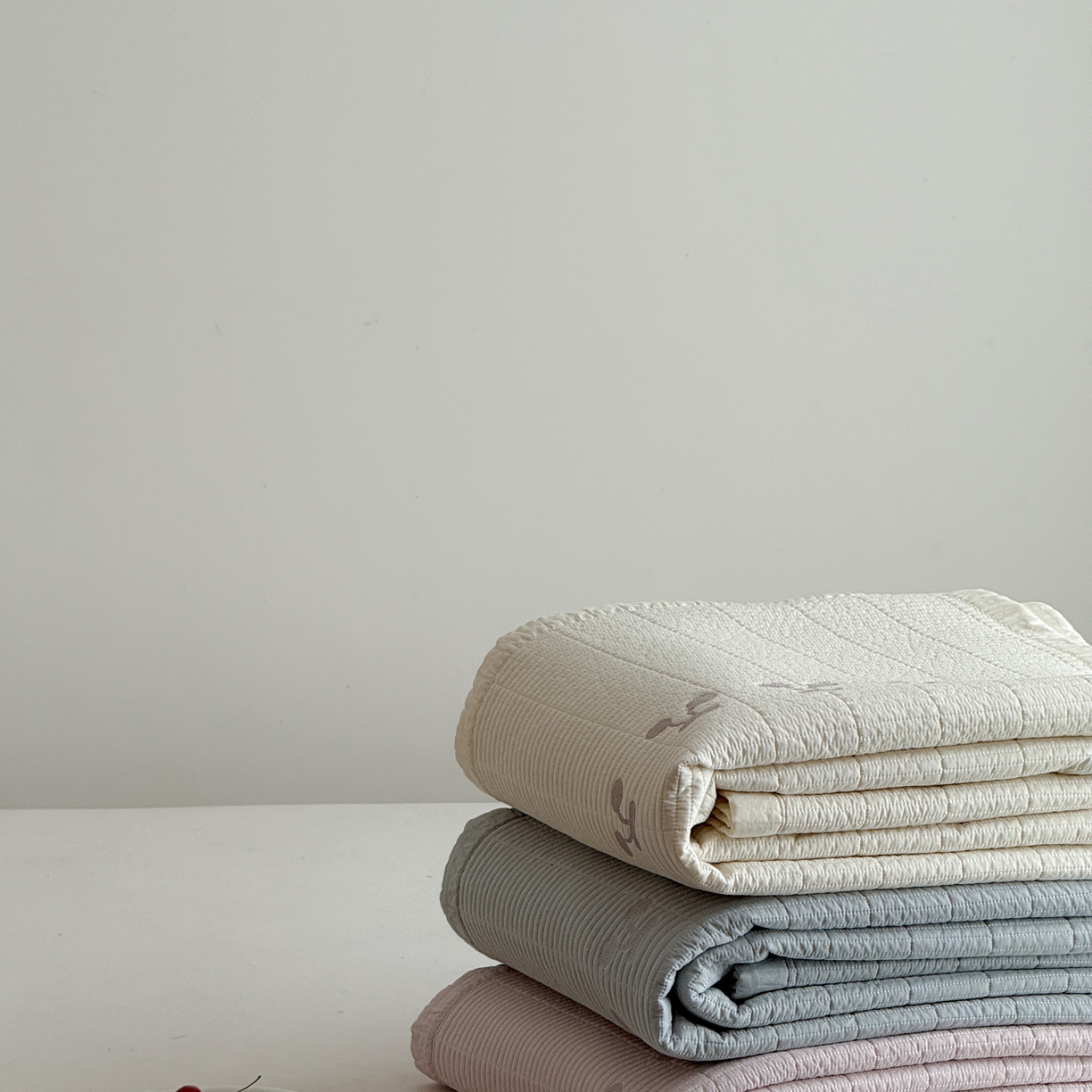 91家纺网 家纺一手货源 找家纺 汇庭 2025新款秋冬胖胖樱桃春秋被+樱桃菲菲床盖三件套 组合图下单仅供展示不可下单