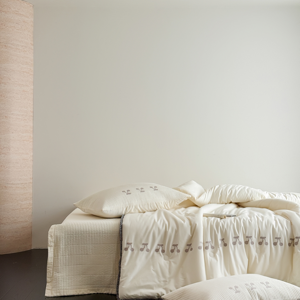 91家纺网 家纺一手货源 找家纺 汇庭 2025新款秋冬胖胖樱桃春秋被+樱桃菲菲床盖三件套 米色