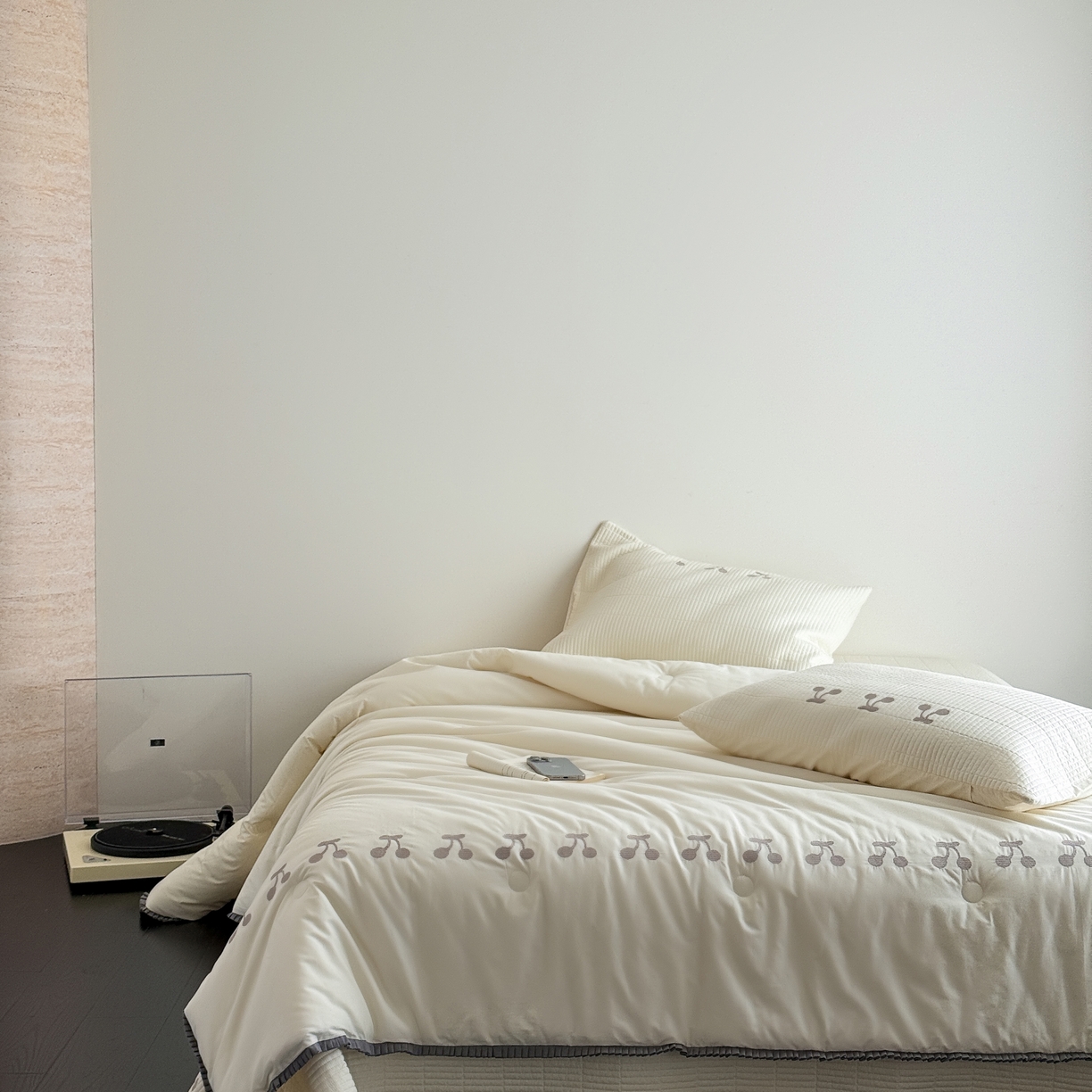 91家纺网 家纺一手货源 找家纺 汇庭 2025新款秋冬胖胖樱桃春秋被+樱桃菲菲床盖三件套 米色