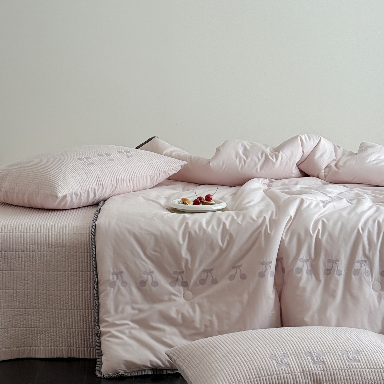 91家纺网 家纺一手货源 找家纺 汇庭 2025新款秋冬胖胖樱桃春秋被+樱桃菲菲床盖三件套 粉色
