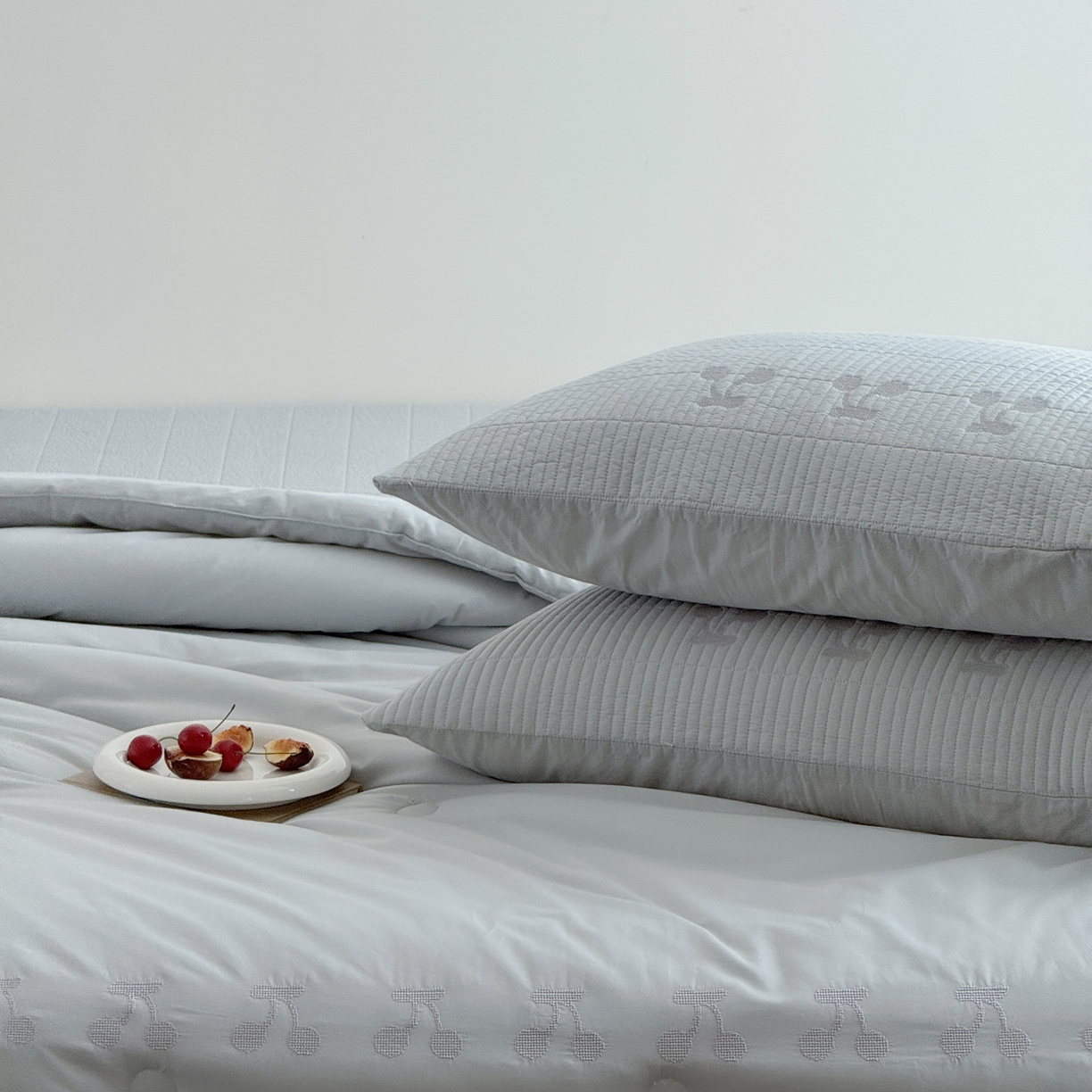 91家纺网 家纺一手货源 找家纺 汇庭 2025新款秋冬胖胖樱桃春秋被+樱桃菲菲床盖三件套 绿色