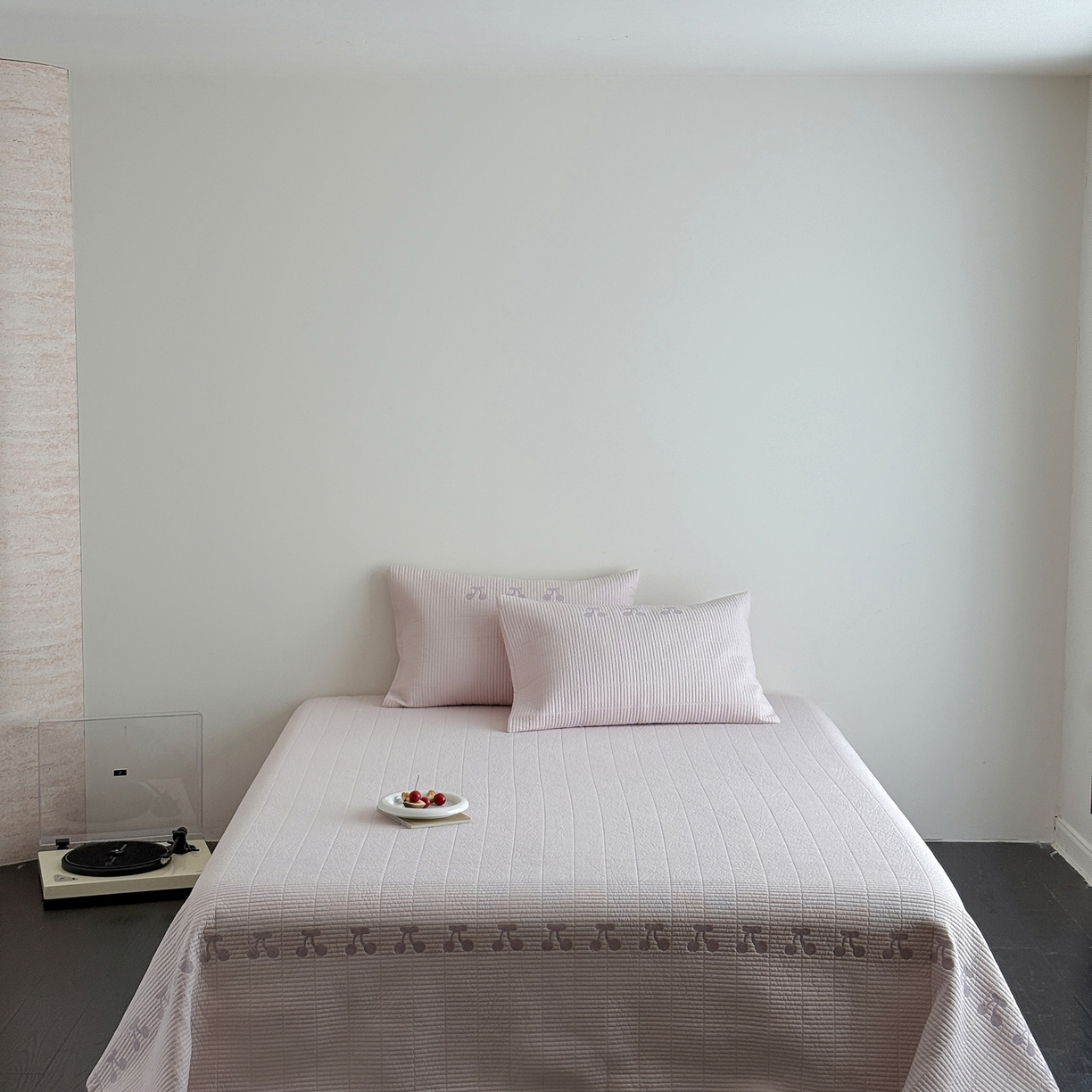 91家纺网 家纺一手货源 找家纺 汇庭 2025新款秋冬胖胖樱桃春秋被+樱桃菲菲床盖三件套 粉色