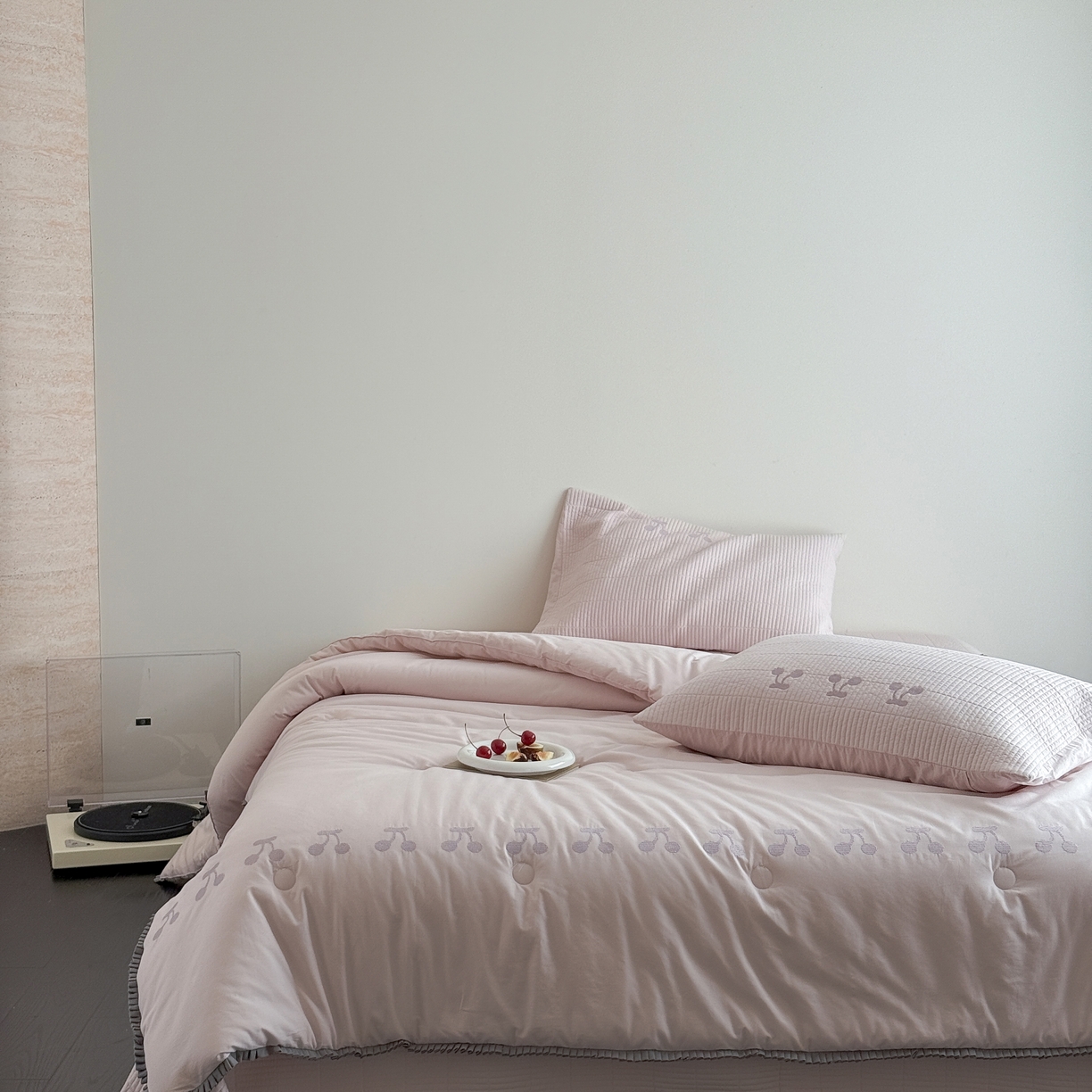 91家纺网 家纺一手货源 找家纺 汇庭 2025新款秋冬胖胖樱桃春秋被+樱桃菲菲床盖三件套 粉色