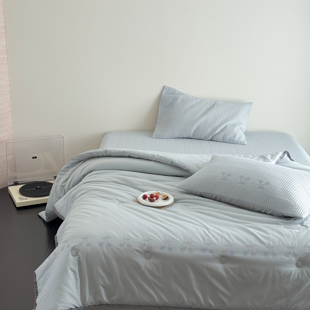 91家纺网 家纺一手货源 找家纺 汇庭 2025新款秋冬胖胖樱桃春秋被+樱桃菲菲床盖三件套 绿色