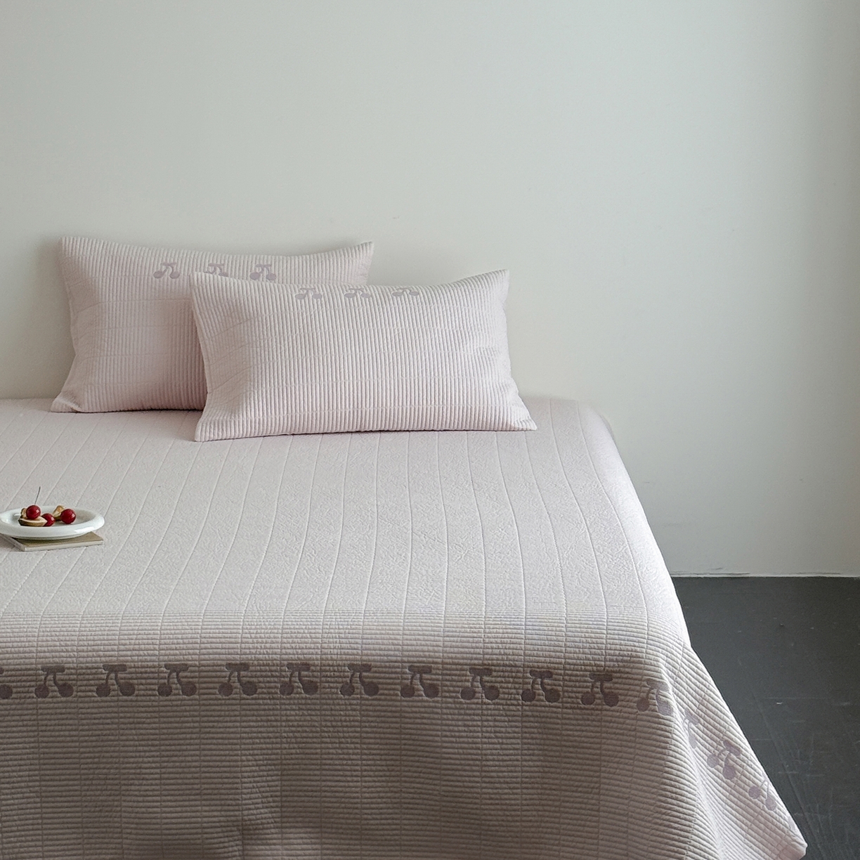 91家纺网 家纺一手货源 找家纺 汇庭 2025新款秋冬胖胖樱桃春秋被+樱桃菲菲床盖三件套 粉色