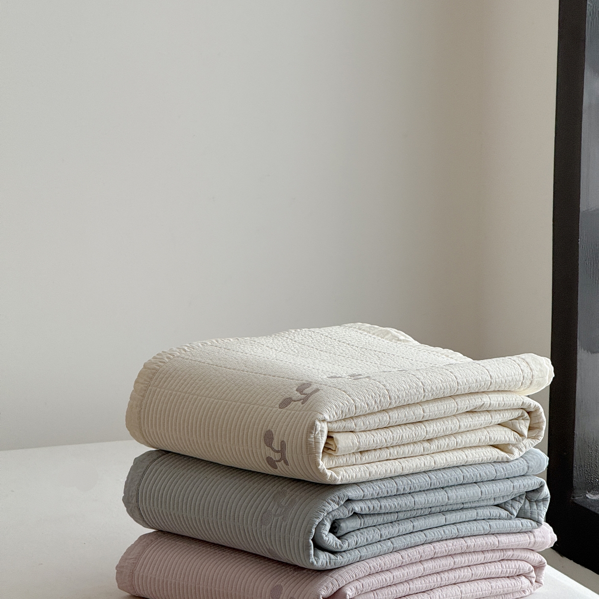 91家纺网 家纺一手货源 找家纺 汇庭 2025新款秋冬胖胖樱桃春秋被+樱桃菲菲床盖三件套 组合图下单仅供展示不可下单