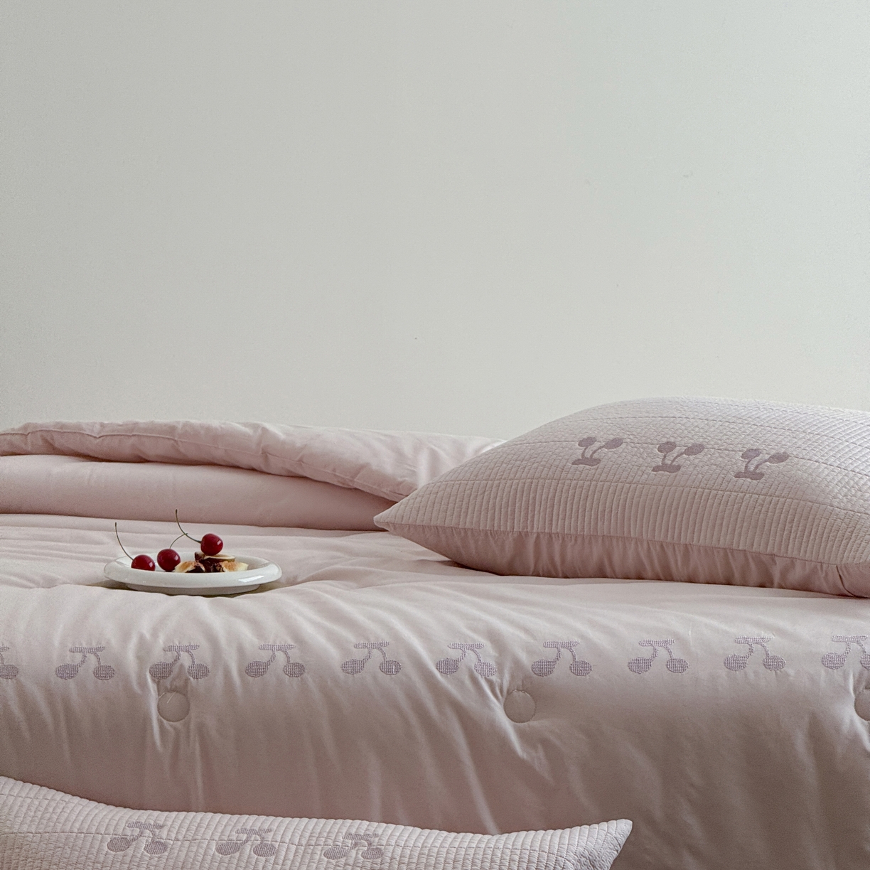 91家纺网 家纺一手货源 找家纺 汇庭 2025新款秋冬胖胖樱桃春秋被+樱桃菲菲床盖三件套 粉色