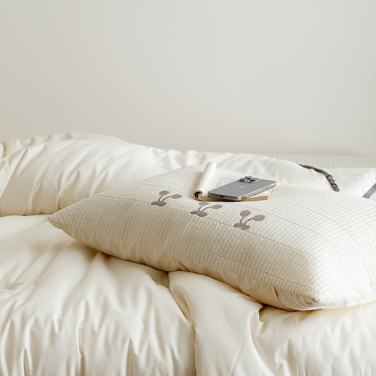 91家纺网 家纺一手货源 找家纺 汇庭 2025新款秋冬胖胖樱桃春秋被+樱桃菲菲床盖三件套 米色